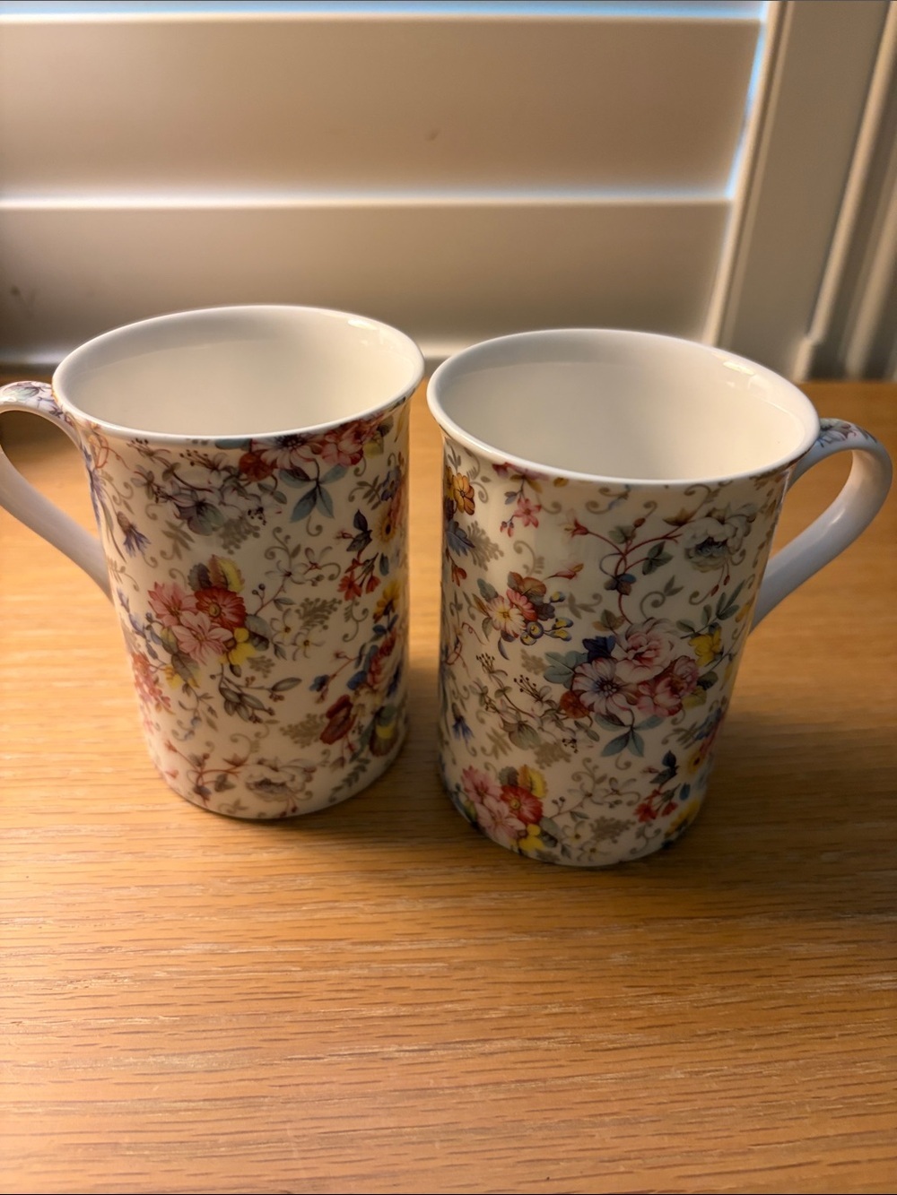 Gracie coastline imports mug set Bone China with multi color floral chinz.10oz.
